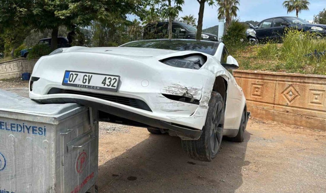 Antalya’nın Gazipaşa ilçesinde meydana gelen trafik kazasında 3 kişi yaralandı.