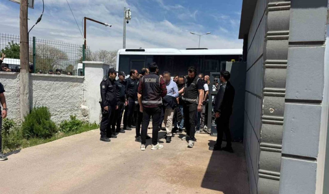 Halfeti Belediyesine yönelik gerçekleştirilen yolsuzluk operasyonunda gözaltına alınan 50 zanlıdan