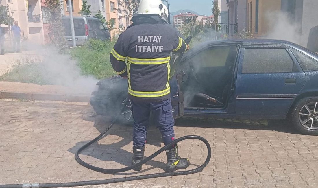 Hatay’da park halindeyken motor kısmı alevlere teslim olan otomobilde çıkan