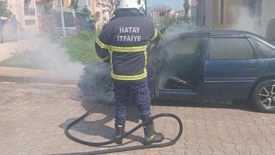 Hatay’da park halindeyken motor kısmı alevlere teslim olan otomobilde çıkan