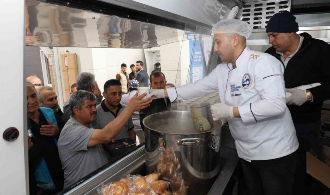 Hatay Büyükşehir Belediyesi (HBB), hastane önlerinde hizmet veren mobil yemek