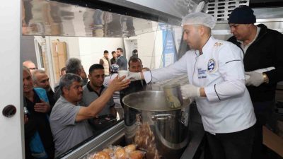Hatay Büyükşehir Belediyesi (HBB), hastane önlerinde hizmet veren mobil yemek