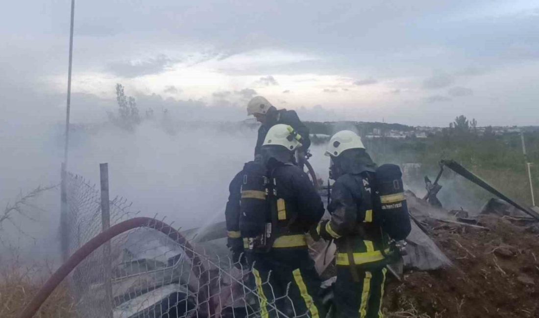Antalya’nın Manavgat ilçesinde inşaat şantiyesinde işçilerin kaldığı konteynerlerden bir tanesi