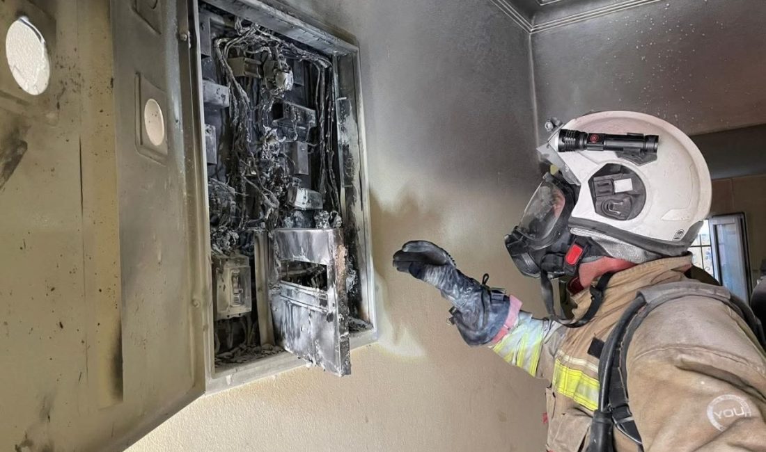 Hatay’ın İskenderun ilçesinde bir binanın elektrik panosunda çıkan yangın korkuya
