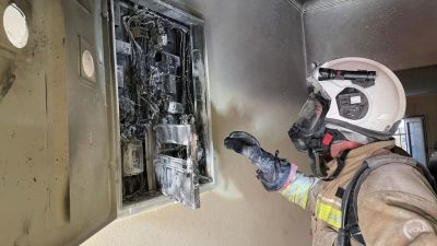 Hatay’ın İskenderun ilçesinde bir binanın elektrik panosunda çıkan yangın korkuya