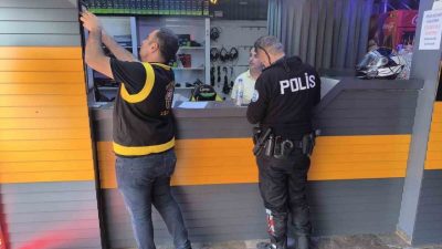Hatay’ın İskenderun ilçesinde polis ekipleri tarafından çocuk ve gençlerin asayiş