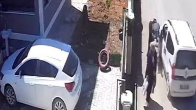 Kahramanmaraş’ta hafif ticari aracın çarptığı kadın yaralandı. Kaza anı güvenlik