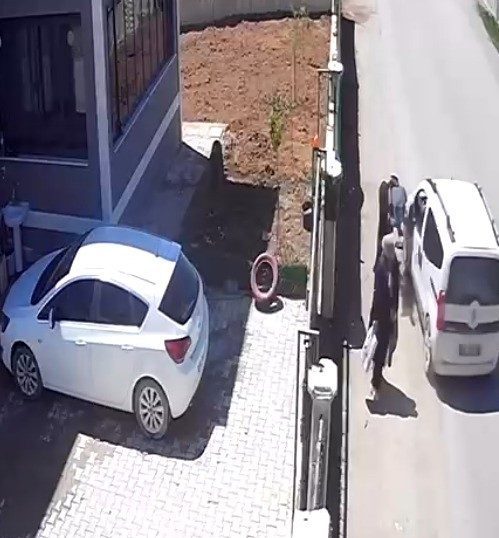 Kahramanmaraş’ta hafif ticari aracın çarptığı kadın yaralandı. Kaza anı güvenlik