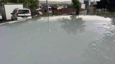 Kahramanmaraş’ta kısa süreli etkili olan dolu yağışı, kentte kısa süreli