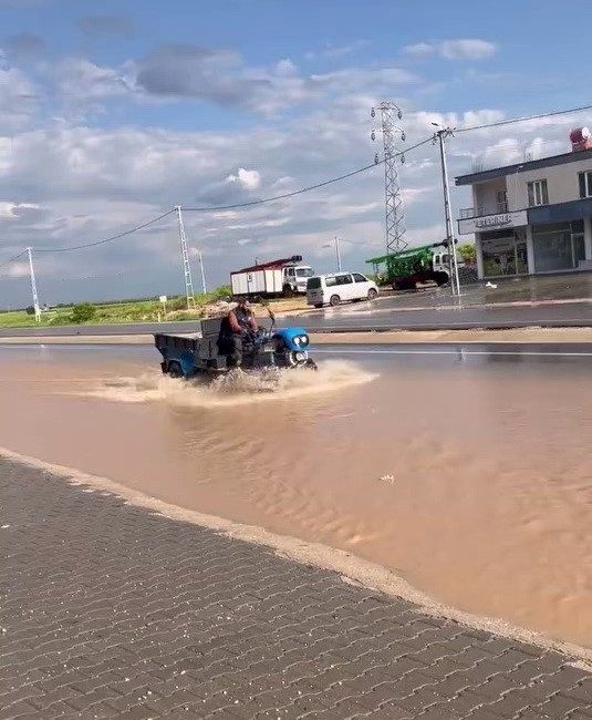 Adıyaman’ın Kahta ilçesinde yağan yağmur sonrası yollar göle döndü. Kahta