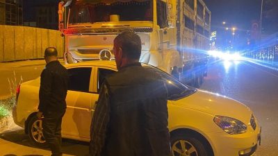 Adıyaman’da, bir kamyon önüne çıkan otomobili fark etmeyerek sürükledi. Edinilen