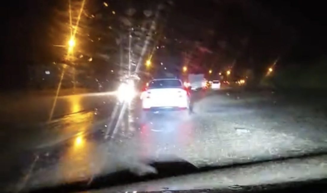 Adıyaman’ın Narince bölgesinde yoğun yağışlar nedeniyle yamaçtan koparak Kahta-Diyarbakır kara