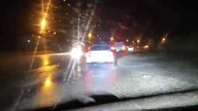 Adıyaman’ın Narince bölgesinde yoğun yağışlar nedeniyle yamaçtan koparak Kahta-Diyarbakır kara