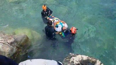 Antalya’da deniz kenarında kayalık alandan düşerek yaralanan şahıs AFAD ve