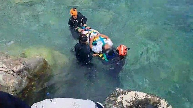 Antalya’da deniz kenarında kayalık alandan düşerek yaralanan şahıs AFAD ve