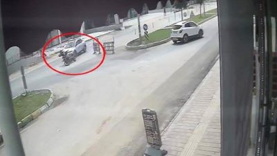 Antalya’da yol yapım çalışması nedeniyle daralan yolda önünde ilerleyen otomobile