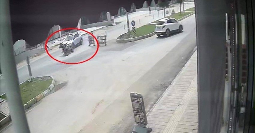 Antalya’da yol yapım çalışması nedeniyle daralan yolda önünde ilerleyen otomobile