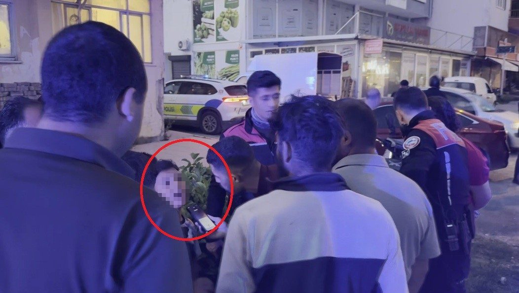 Antalya’nın Serik ilçesinde meydana gelen trafik kazası sonrası polis ekipleri,