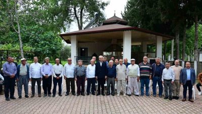 Kutsal topraklara gitmeye hazırlanan hacı adaylarını Varsak Yeni Camii’nde düzenlenen