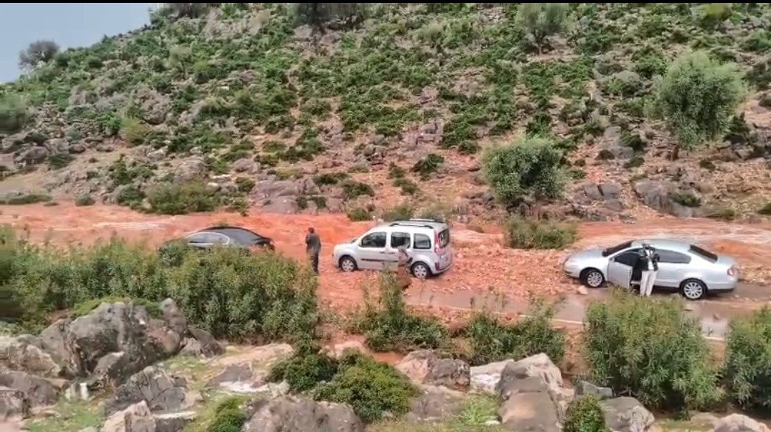 Adana’nın Kozan ilçesinde etkili olan sağanak yağış ve dolu, hayatı