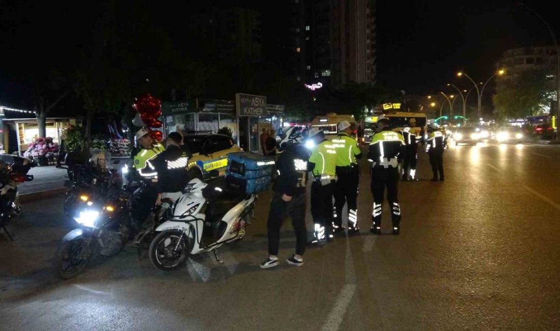 Adana’da akşam saatlerinde motosiklet sürücülerine yönelik yapılan denetimlerde kural tanımaz