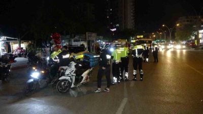 Adana’da akşam saatlerinde motosiklet sürücülerine yönelik yapılan denetimlerde kural tanımaz