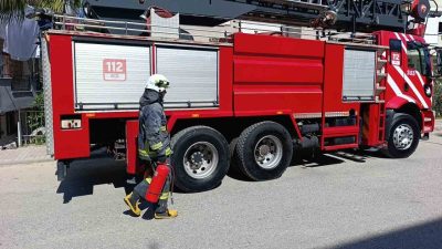 Antalya’nın Manavgat ilçesinde bir dairenin bacasında çıkan yangın, itfaiye ekiplerinin