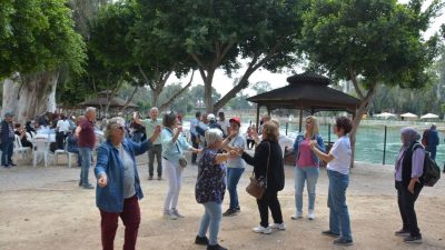 Mersin Büyükşehir Belediyesinin Emekli Evleri kapsamında düzenlenen gezilerle yaş almış
