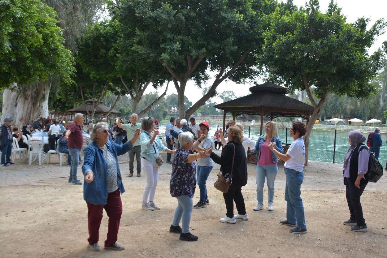 Mersin Büyükşehir Belediyesinin Emekli Evleri kapsamında düzenlenen gezilerle yaş almış