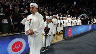 Mersin’de hafızlık eğitimini tamamlayan 260 öğrenci, düzenlenen icazet merasimiyle belgelerine