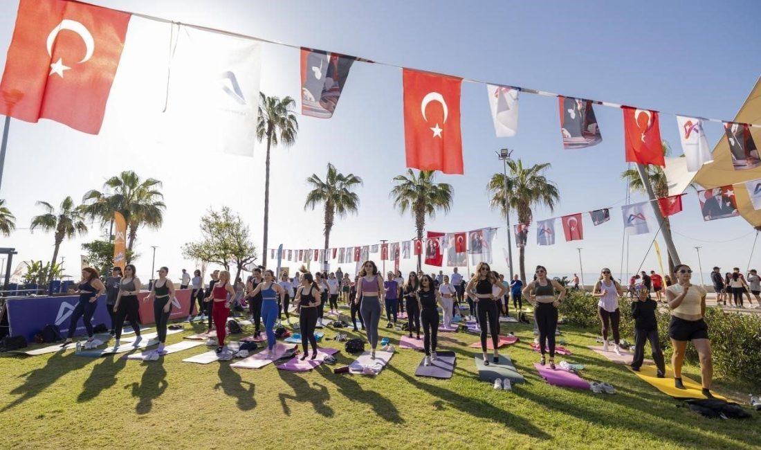 Mersin Büyükşehir Belediyesinin sahilde düzenlediği ‘Bahar Spor Şenliği’, pilatesten pickleballa