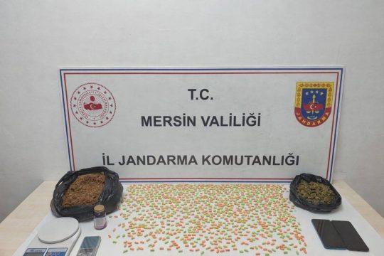 Mersin’in Erdemli ilçesinde jandarma ekipleri tarafından düzenlenen operasyonda uyuşturucu madde