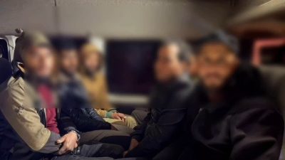 Hatay’da polis ekipleri tarafından takip neticesinde durdurulan minibüste 14 kaçak