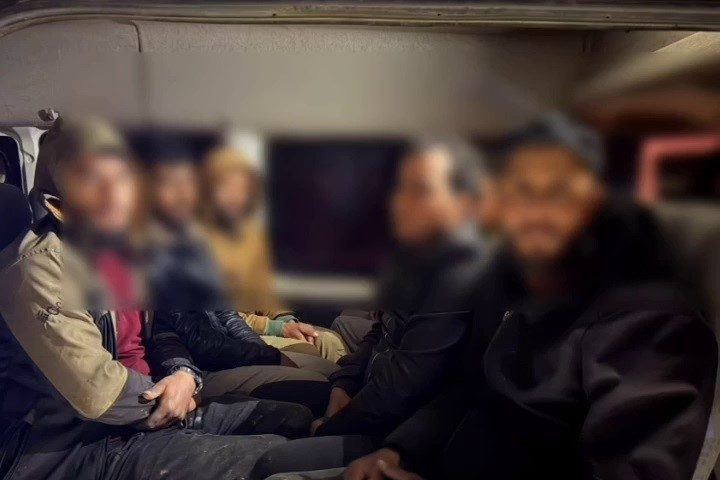 Hatay’da polis ekipleri tarafından takip neticesinde durdurulan minibüste 14 kaçak