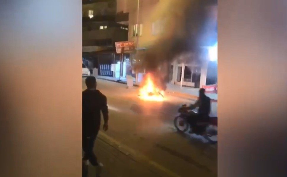 Mersin’in Erdemli ilçesinde motosiklet alev alarak yandı. Olay, Kargıpınarı Mahallesi