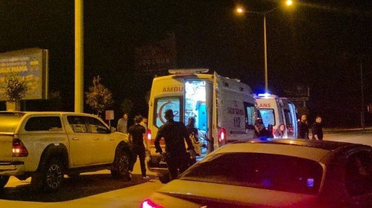 Antalya’nın Muratpaşa ilçesinde meydana gelen trafik kazasında, otomobil ile motosikletin