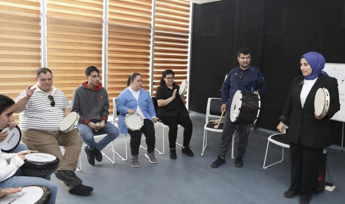 Mersin Büyükşehir Belediyesi Engelsiz Yaşam Merkezinde düzenlenen Müzik Atölyesi, özel