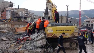 Kahramanmaraş’ta yıkım sırasında enkaz altında kalan operatör yaralandı. Olay, Onikişubat
