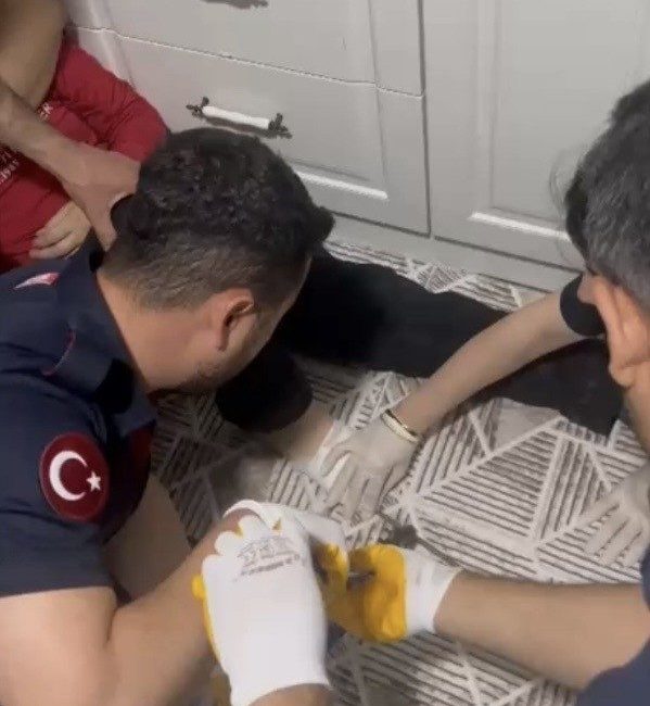 Osmaniye’de ayağına mangal şişi saplanan küçük çocuk, itfaiye ekiplerinin hızlı