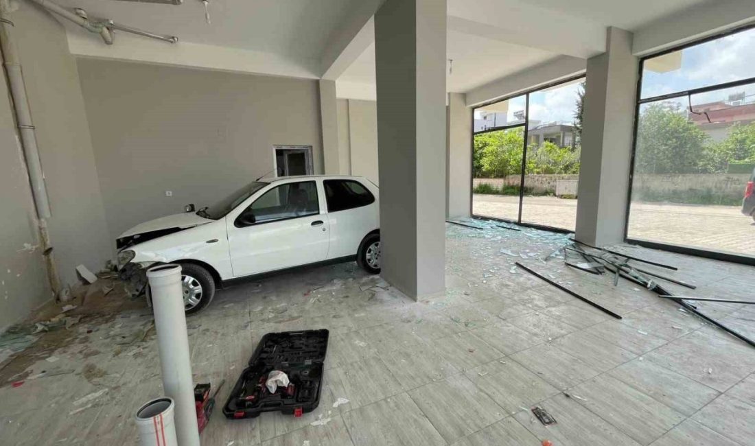 Osmaniye’nin Düziçi ilçesinde kontrolden çıkan otomobil, boş bir dükkana girerek