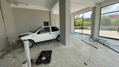 Osmaniye’nin Düziçi ilçesinde kontrolden çıkan otomobil, boş bir dükkana girerek