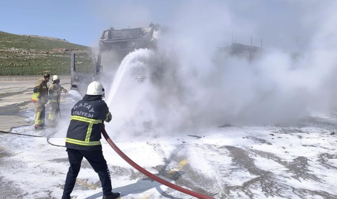 Hatay’ın Reyhanlı ilçesinde Cilvegözü Sınır Kapısı’nda park halindeki tır, yanarak