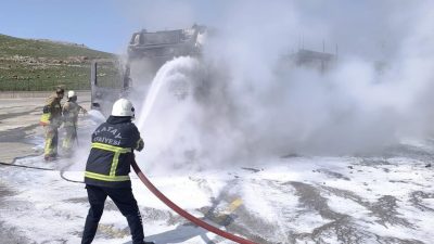 Hatay’ın Reyhanlı ilçesinde Cilvegözü Sınır Kapısı’nda park halindeki tır, yanarak