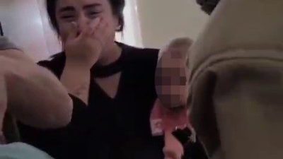 Hatay’da evin çelik kapısına elini sıkıştırarak acı çeken çocuk, itfaiye