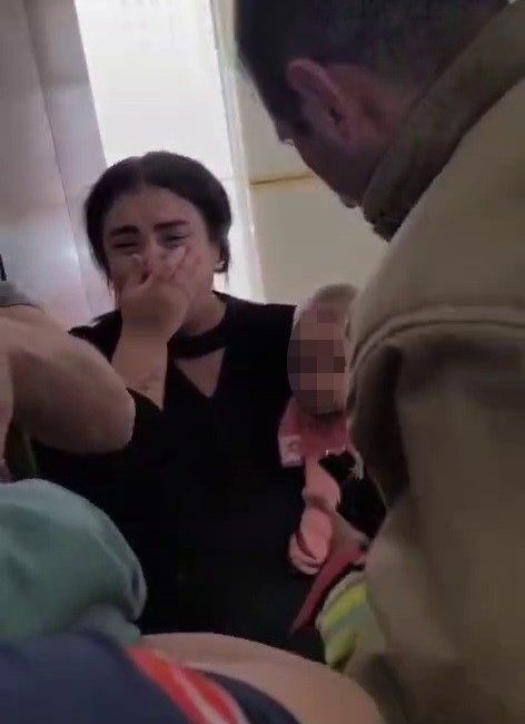 Hatay’da evin çelik kapısına elini sıkıştırarak acı çeken çocuk, itfaiye