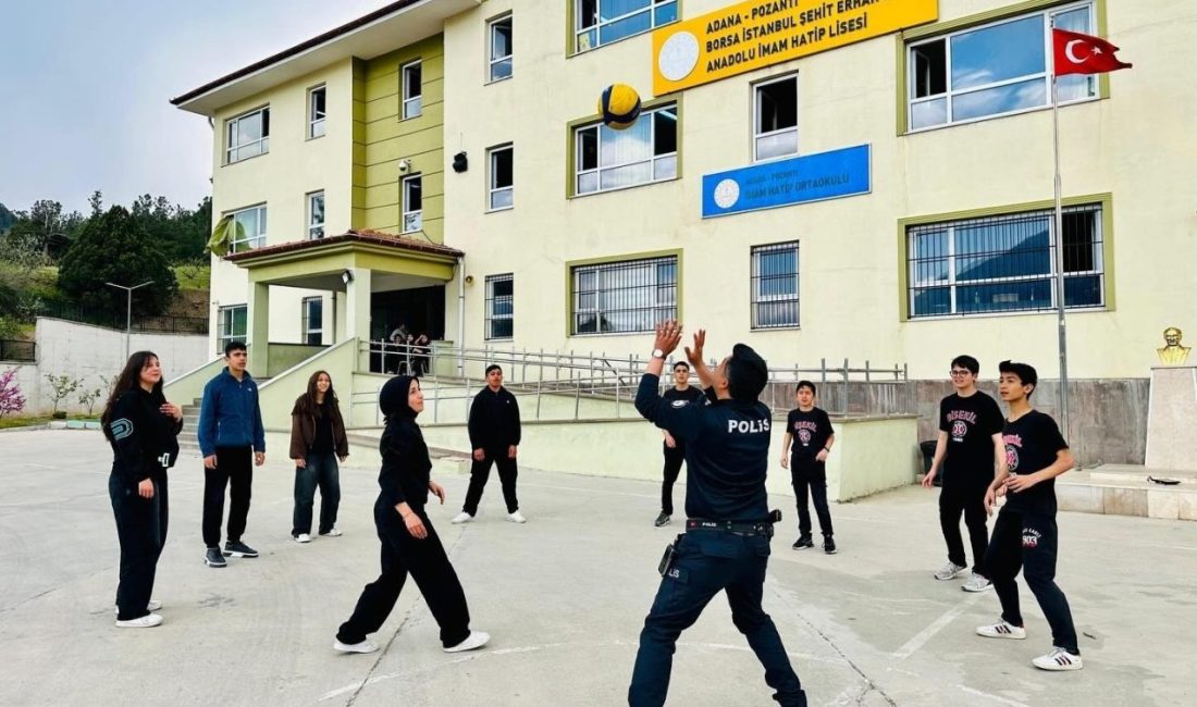 Adana’nın Pozantı ilçesinde polis memuru, lise öğrencileriyle voleybol oynayarak gençlerin