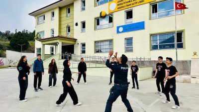 Adana’nın Pozantı ilçesinde polis memuru, lise öğrencileriyle voleybol oynayarak gençlerin