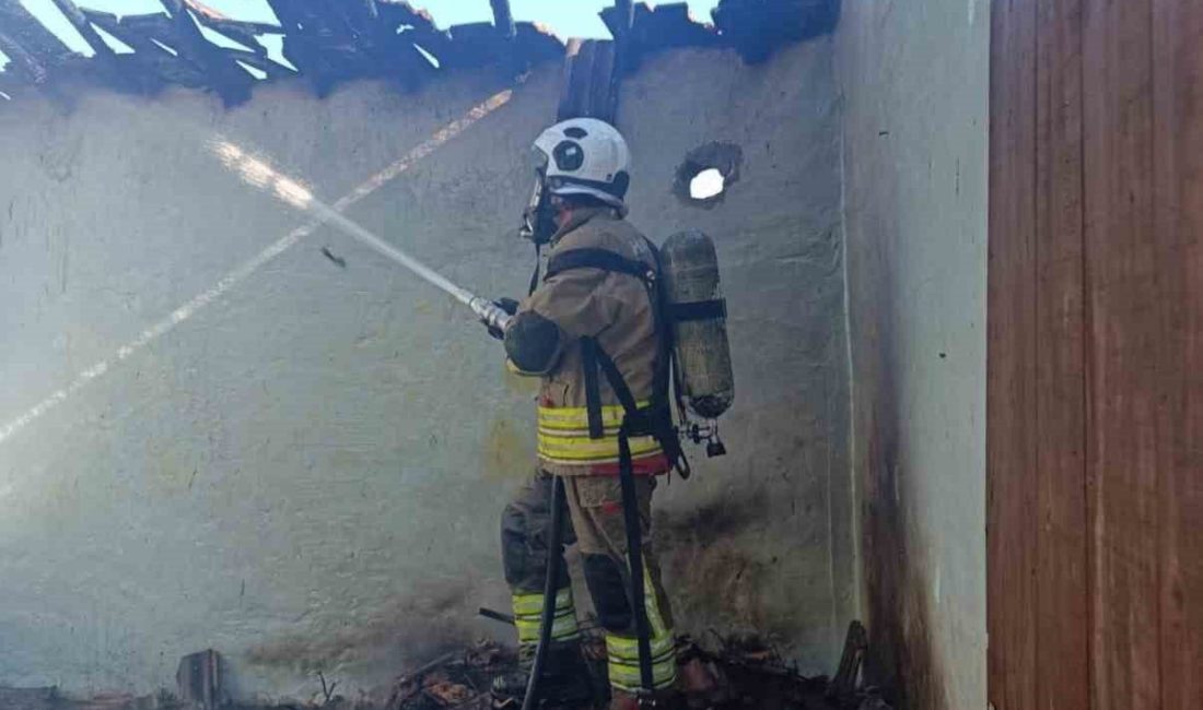 Hatay’da alevlere teslim olan müstakil ev yanarak kullanılmaz hale geldi.