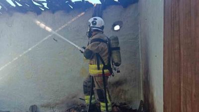 Hatay’da alevlere teslim olan müstakil ev yanarak kullanılmaz hale geldi.