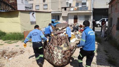 Mersin’in Akdeniz ilçesinde, sahiplerinin hayatını kaybettiği öğrenilen bir evden belediye